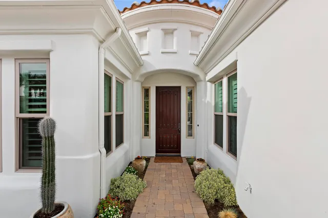 a view of entryway with livingroom
