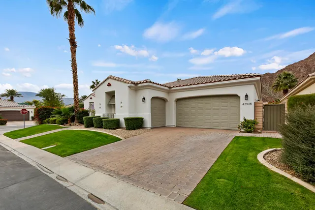 a view of backyard of the house