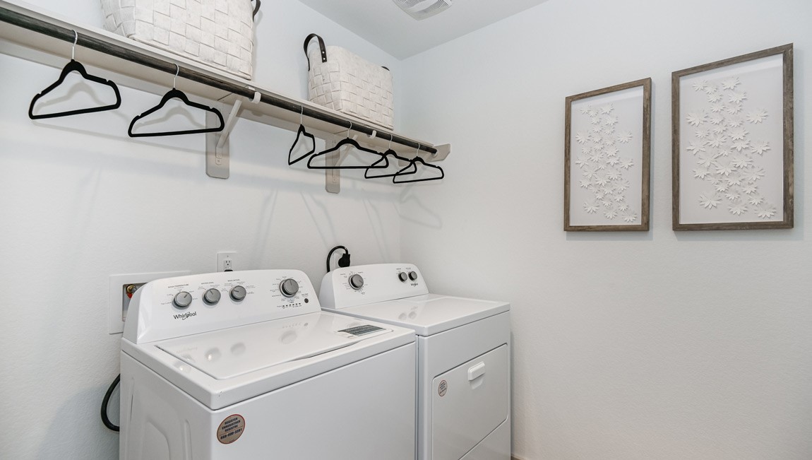 7918 Murciana Drive Rosharon, TX 77583 - Photo 5 of 21 a utility room with dryer and washer