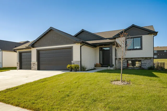 $529,000 | 179 Stonelake Drive Southeast, Rochester, MN 55904