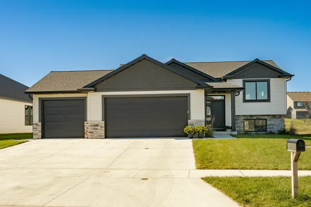 $529,000 | 179 Stonelake Drive Southeast, Rochester, MN 55904