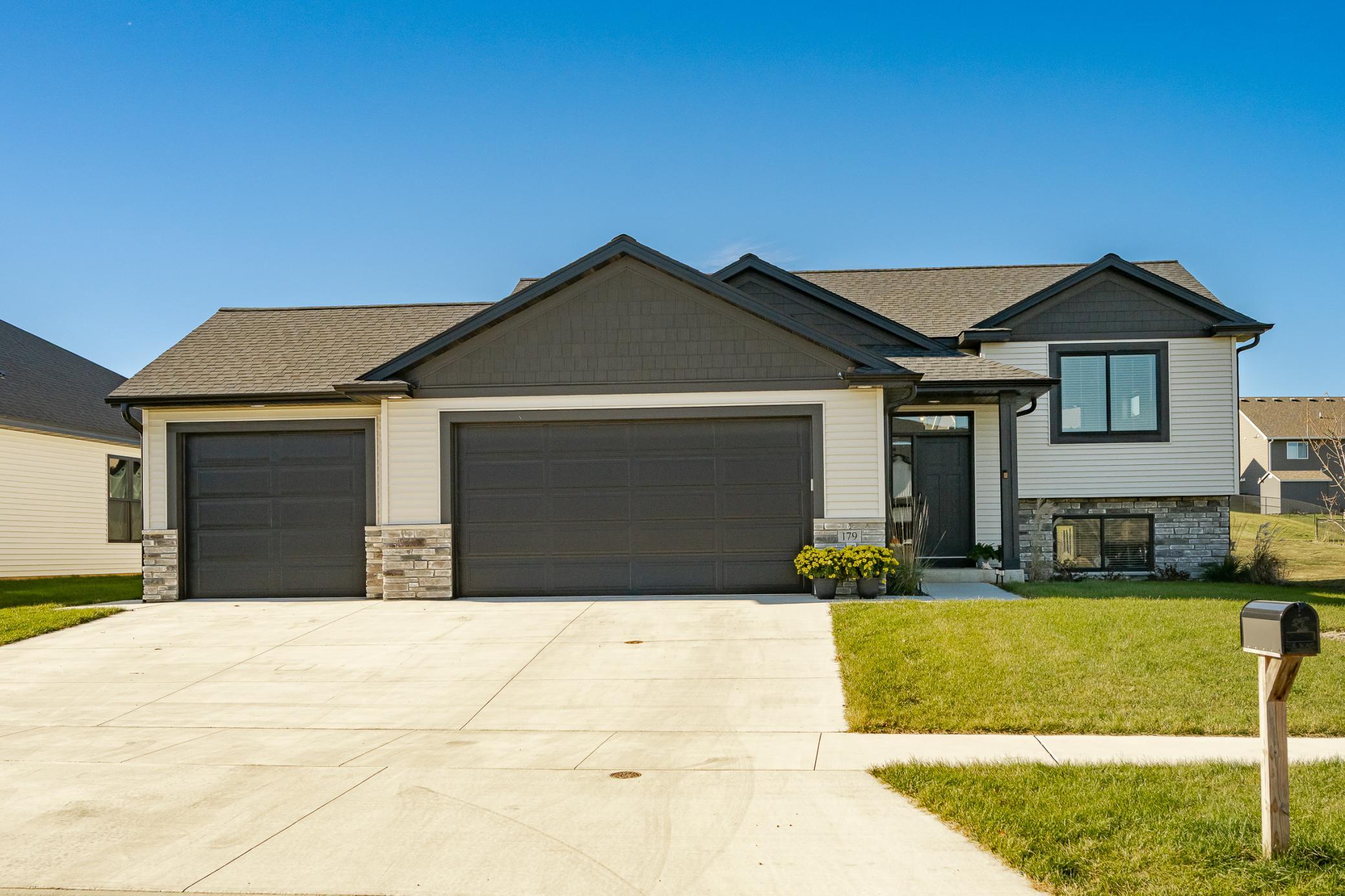 179 Stonelake Drive Southeast Rochester, MN 55904 - Photo 2 of 28