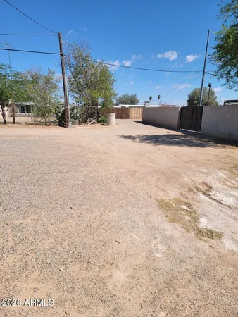 a view of a backyard