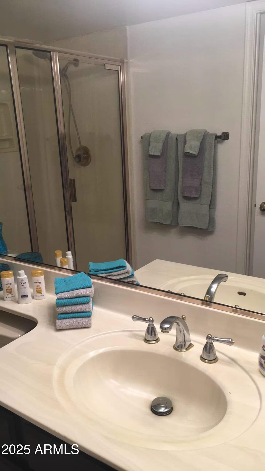 10413 North 45th Place Phoenix, AZ 85028 - Photo 14 of 25 a bathroom with a sink and a mirror