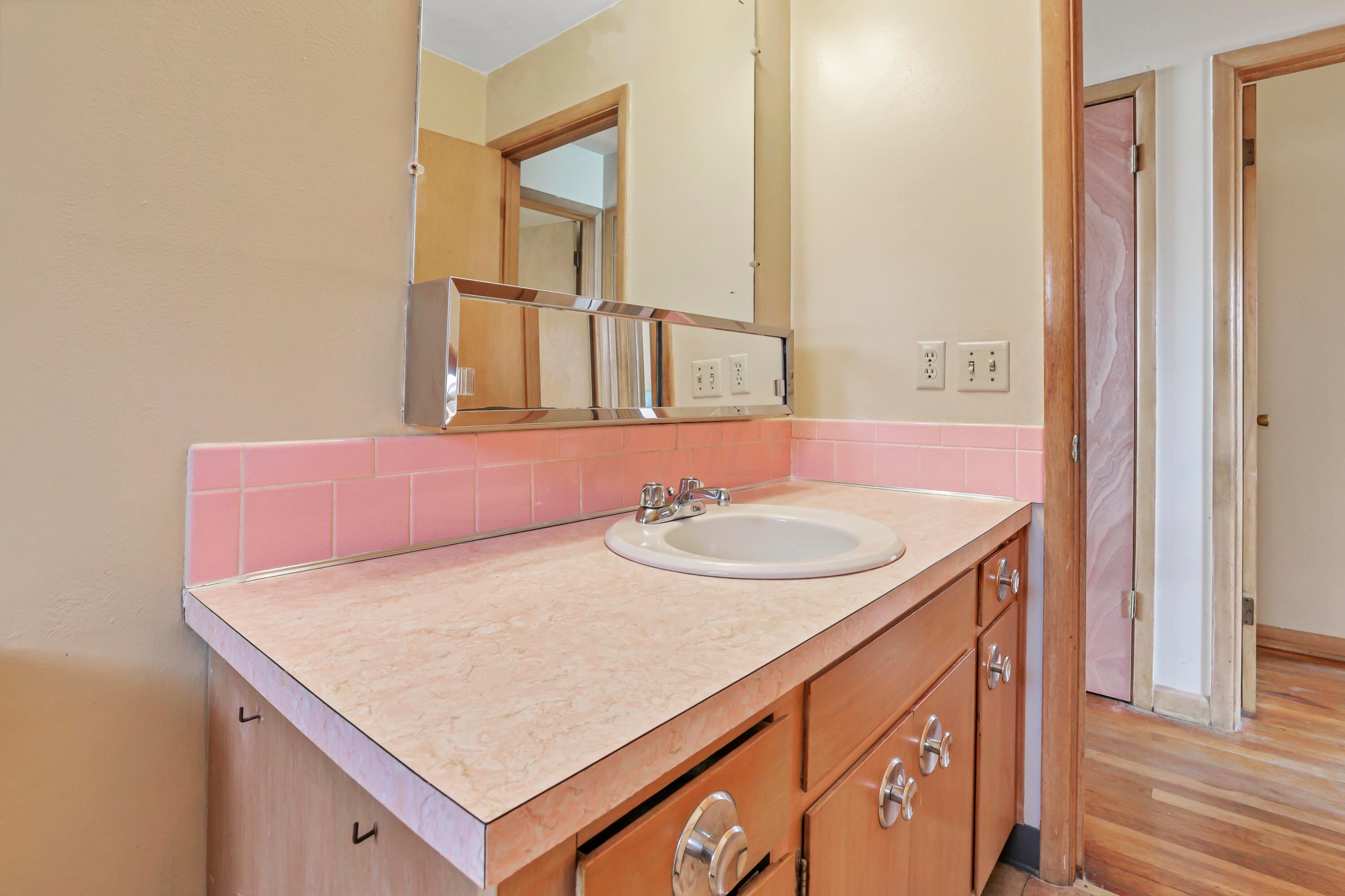 153 Edgevale Road Columbus, OH 43209 - Photo 18 of 39 Retro mid mod baby!
