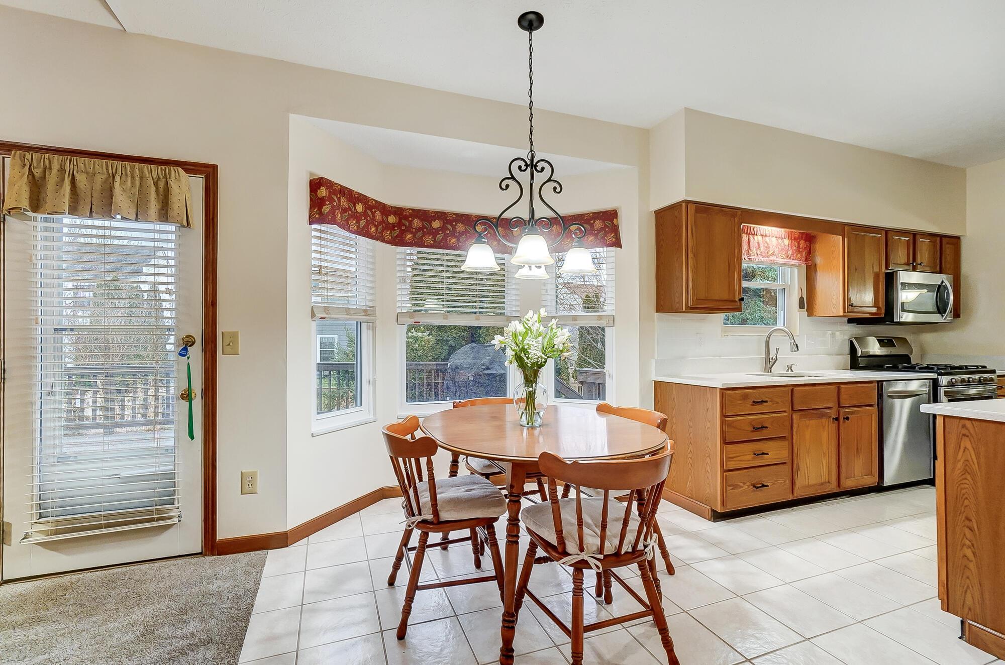 5337 Sutter Home Road Hilliard, OH 43026 - Photo 8 of 72 Plenty of natural light in the main dining area!