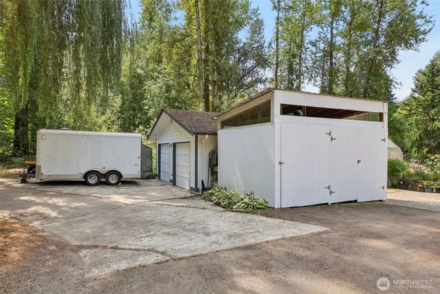 a view of a house with backyard and trees