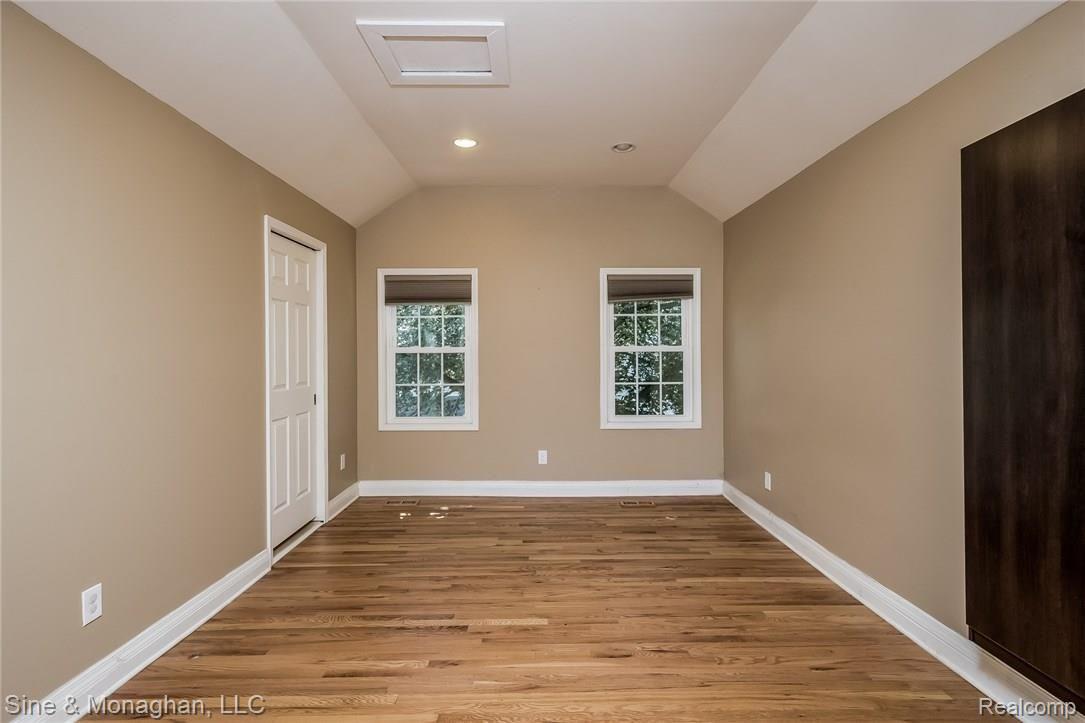 916 Rivard Boulevard Grosse Pointe, MI 48230 - Photo 21 of 73 021-Master_Bedroom-2930114-medium.jpg
