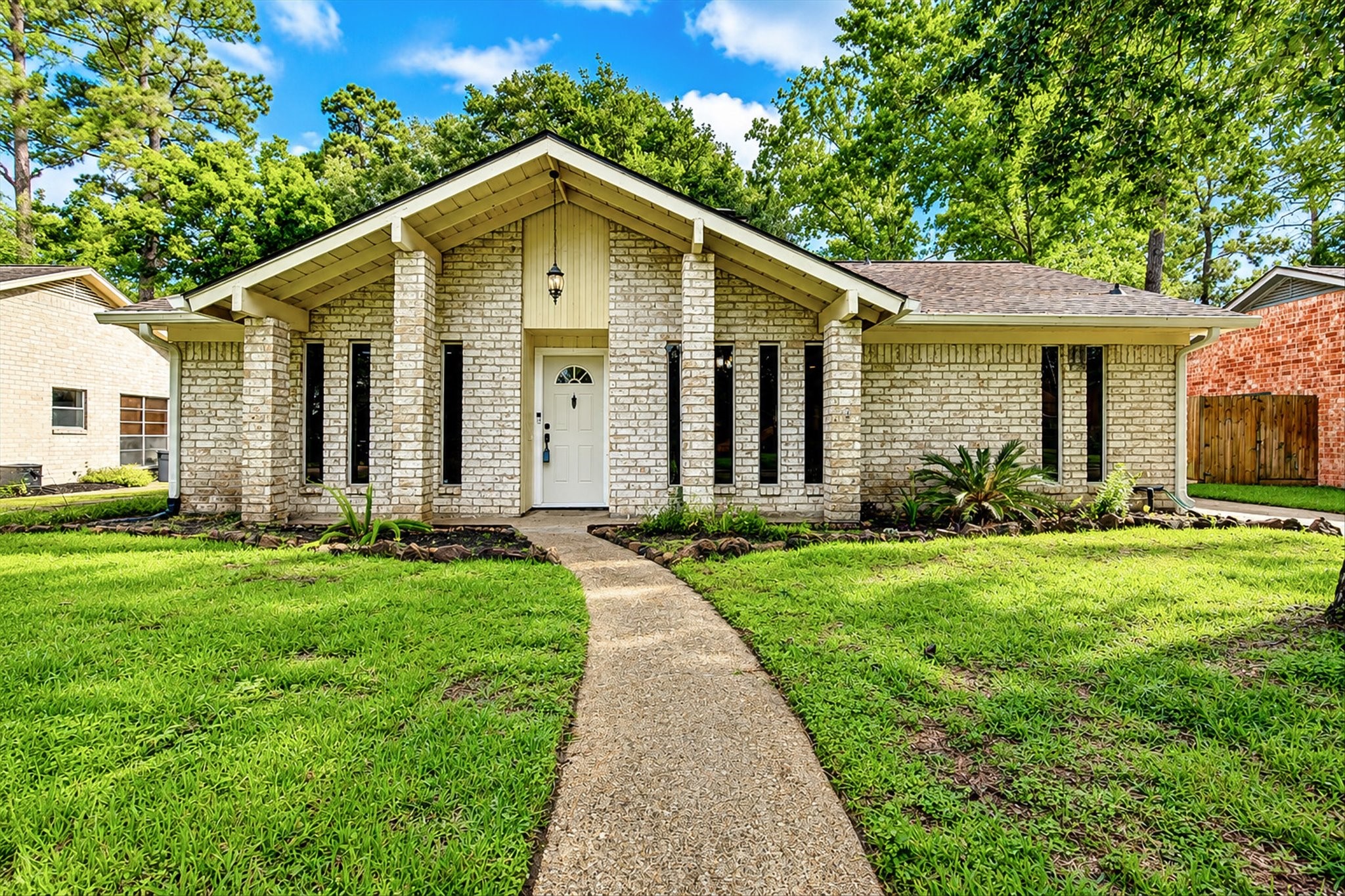 1907 Round Spring Drive Houston, TX 77339 - Photo 4 of 39 Gallery Image 4