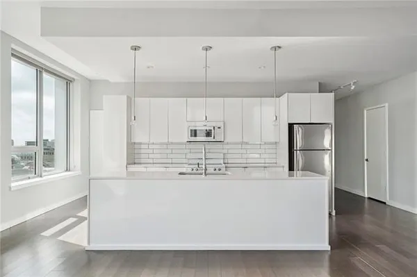 $4,800 | 1000 Girod Street, Unit PH2, New Orleans, LA 70113