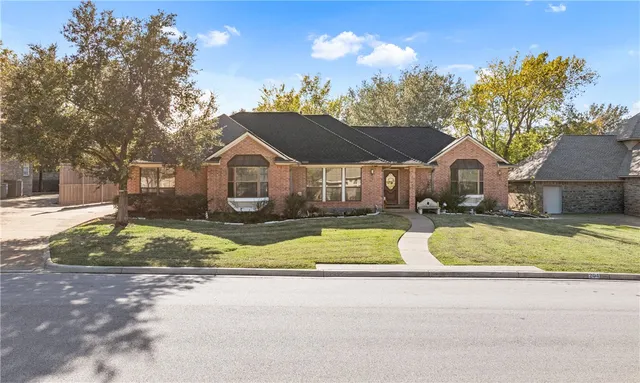 $450,000 | 204 Hearthstone Circle, College Station, TX 77840