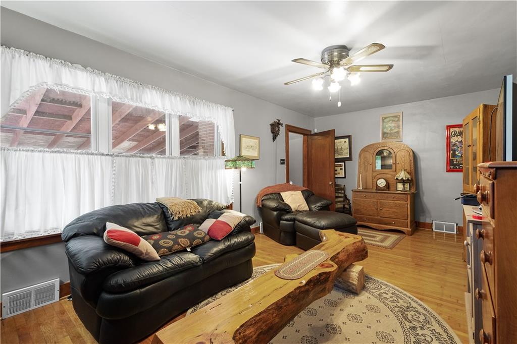 2915 Kane Road Aliquippa, PA 15001 - Photo 17 of 31 Living room