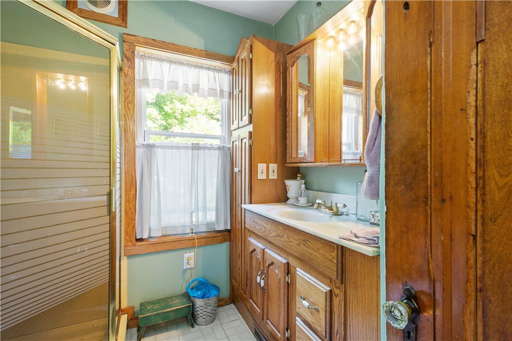 2915 Kane Road Aliquippa, PA 15001 - Photo 22 of 31 First floor bath