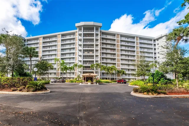 $2,400 | 625 Oaks Drive, Unit 503, Pompano Beach, FL 33069