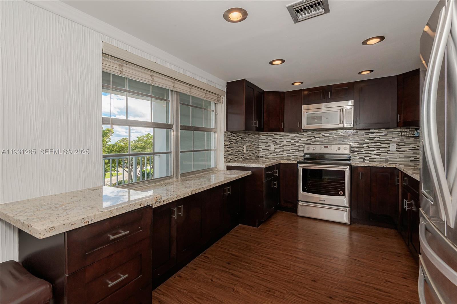 625 Oaks Drive, Unit 503 Pompano Beach, FL 33069 - Photo 3 of 28