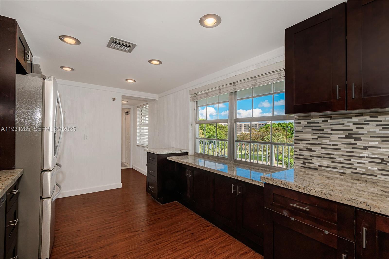 625 Oaks Drive, Unit 503 Pompano Beach, FL 33069 - Photo 5 of 28