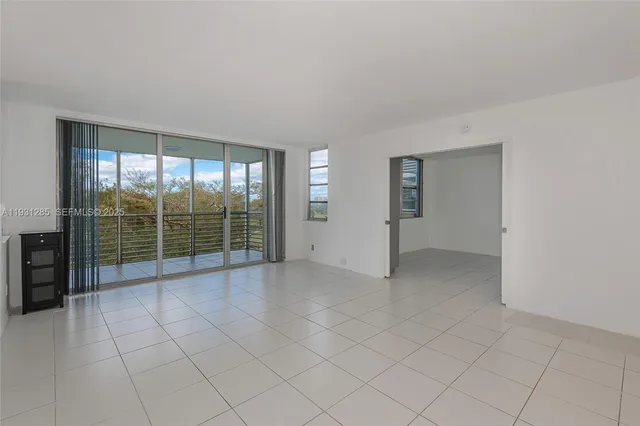 $2,400 | 625 Oaks Drive, Unit 503, Pompano Beach, FL 33069