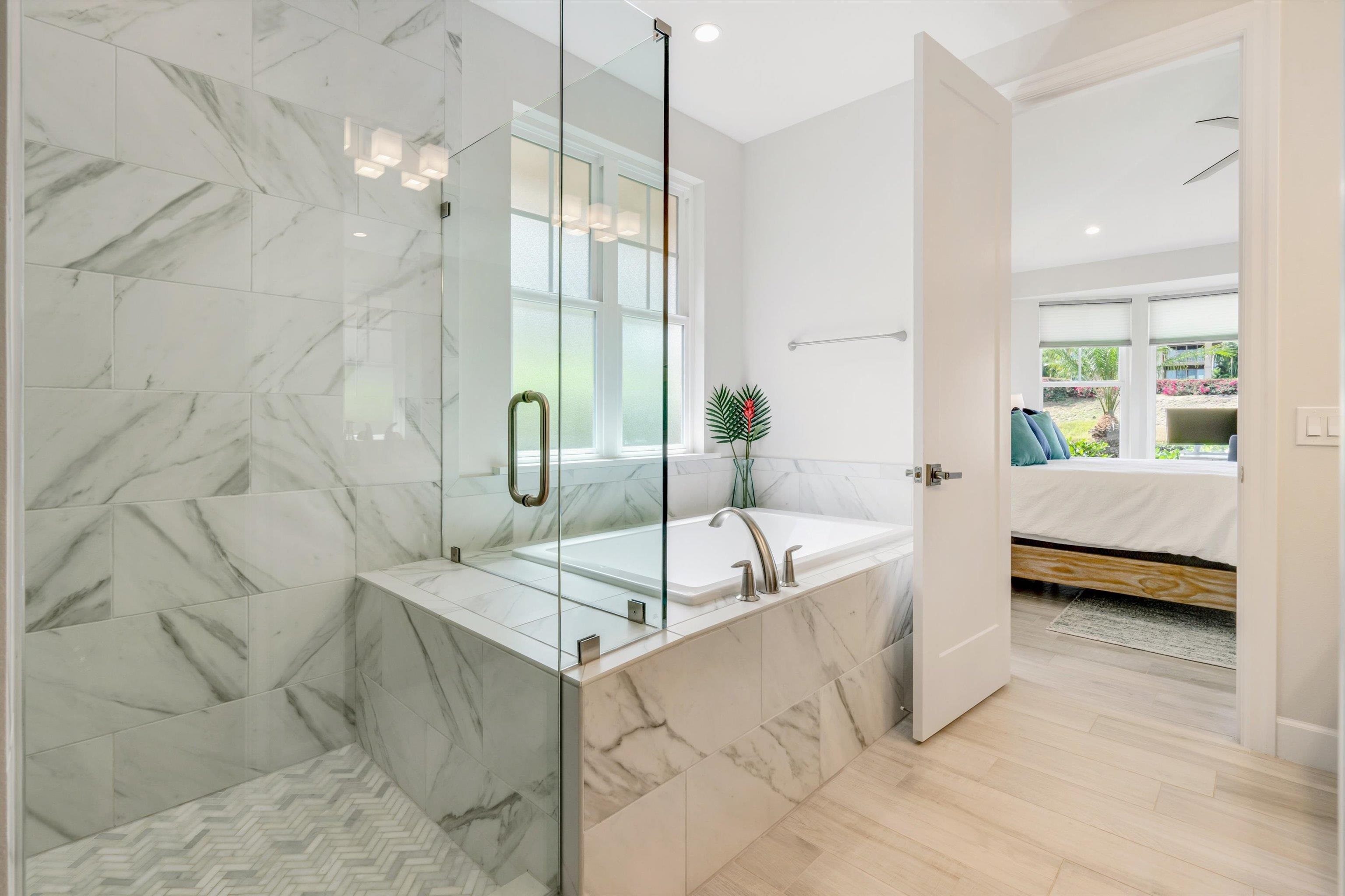 1323 Umeke Circle, Unit 102 Kihei, HI 96753 - Photo 15 of 50 a spacious bathroom with a tub sink and mirror