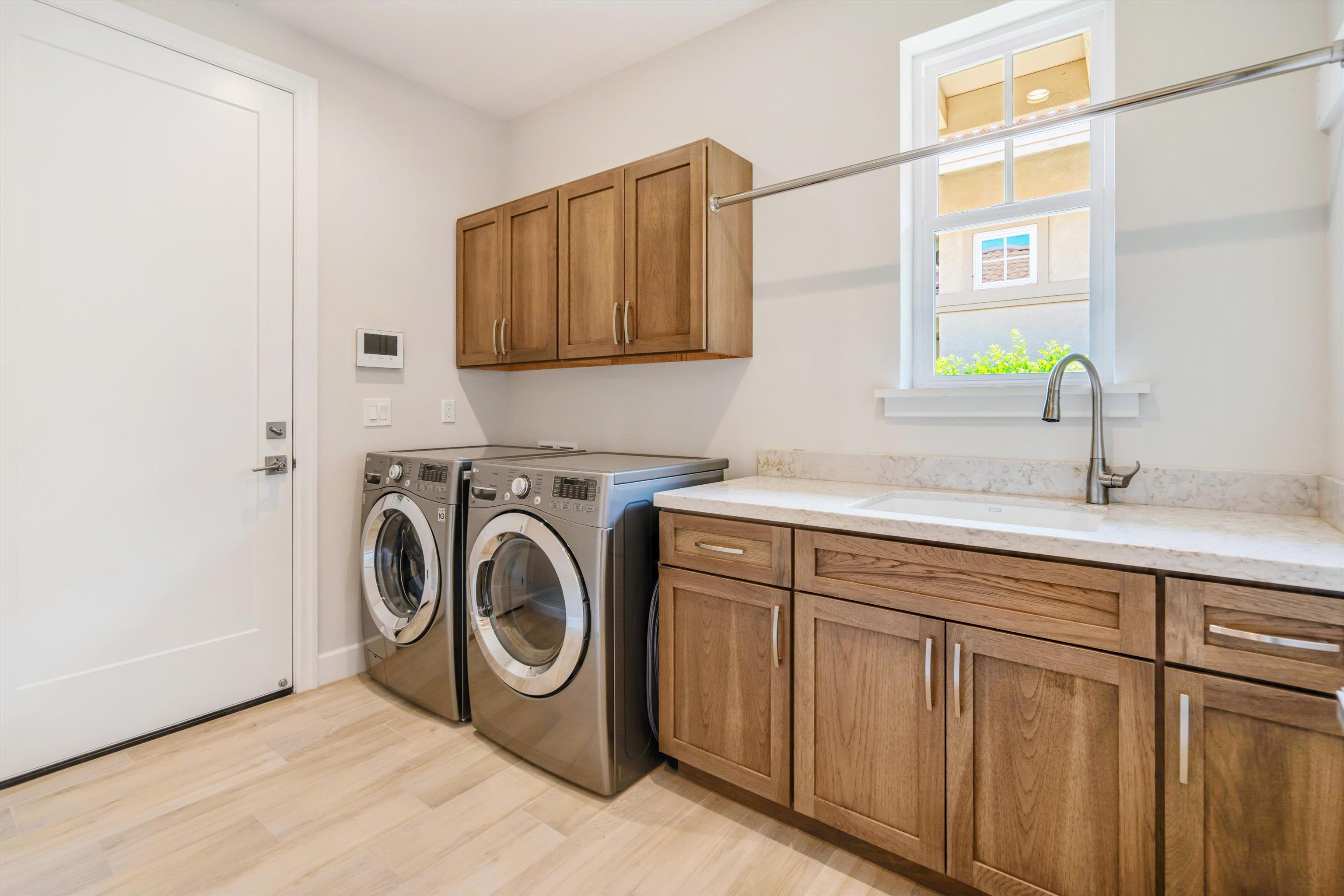 1323 Umeke Circle, Unit 102 Kihei, HI 96753 - Photo 22 of 50 a utility room with sink dryer and washer