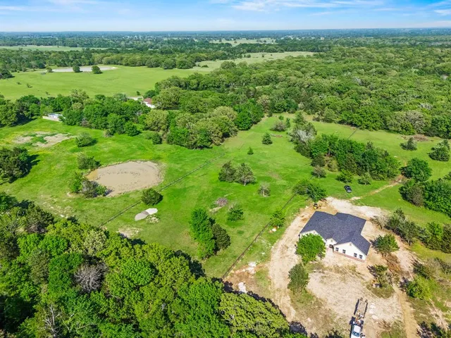 a view of yard with green space