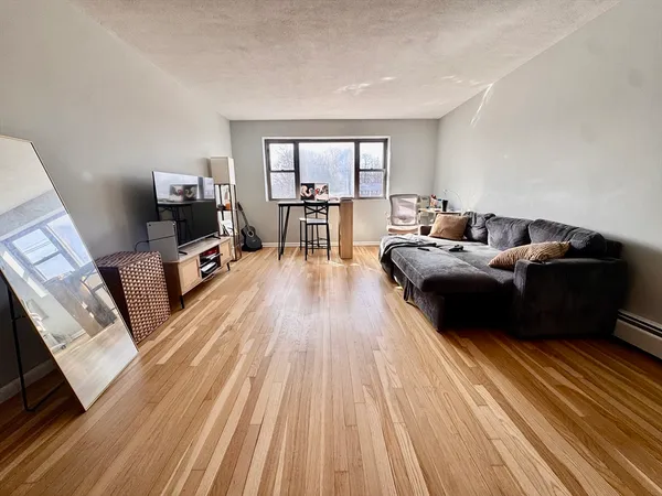 $2,200 | 97 Spring Street, Unit C5, Boston, MA 02132