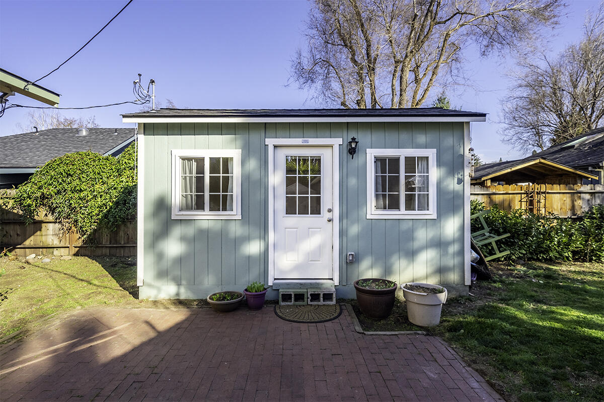 1016 Reddy Avenue Medford, OR 97504 - Photo 35 of 37 a front view of a house