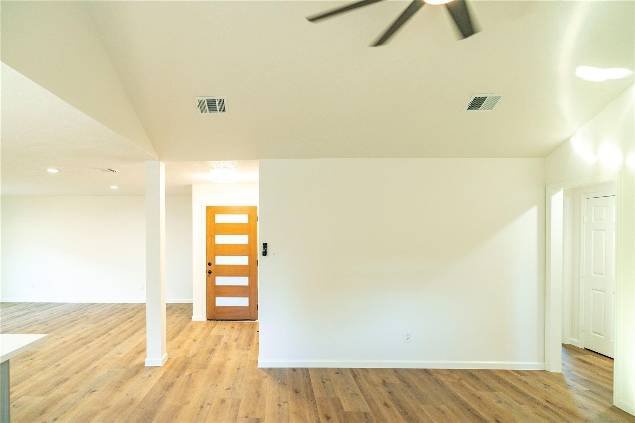 10907 Sharpview Drive Houston, TX 77072 - Photo 12 of 27