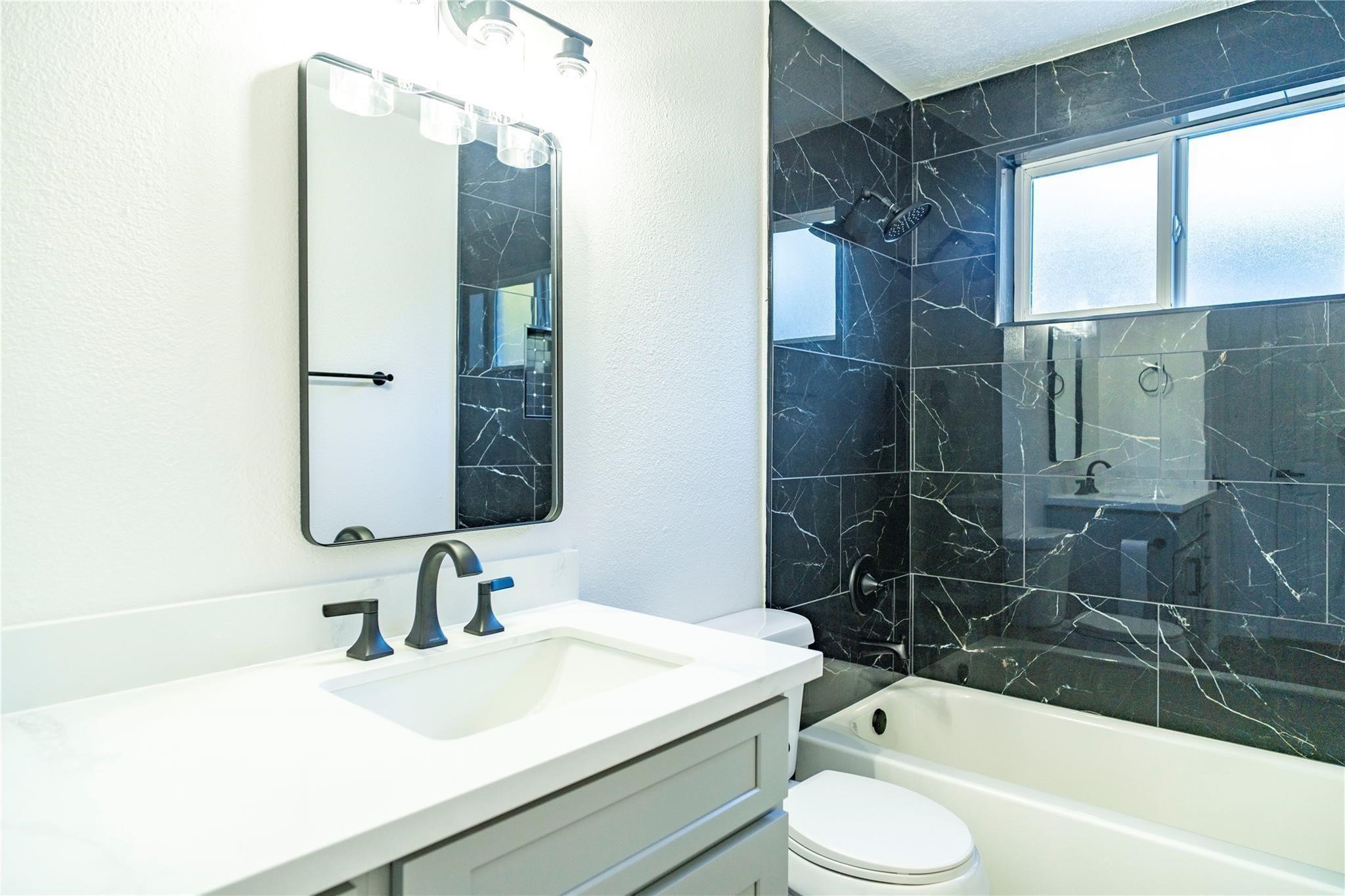 10907 Sharpview Drive Houston, TX 77072 - Photo 14 of 27