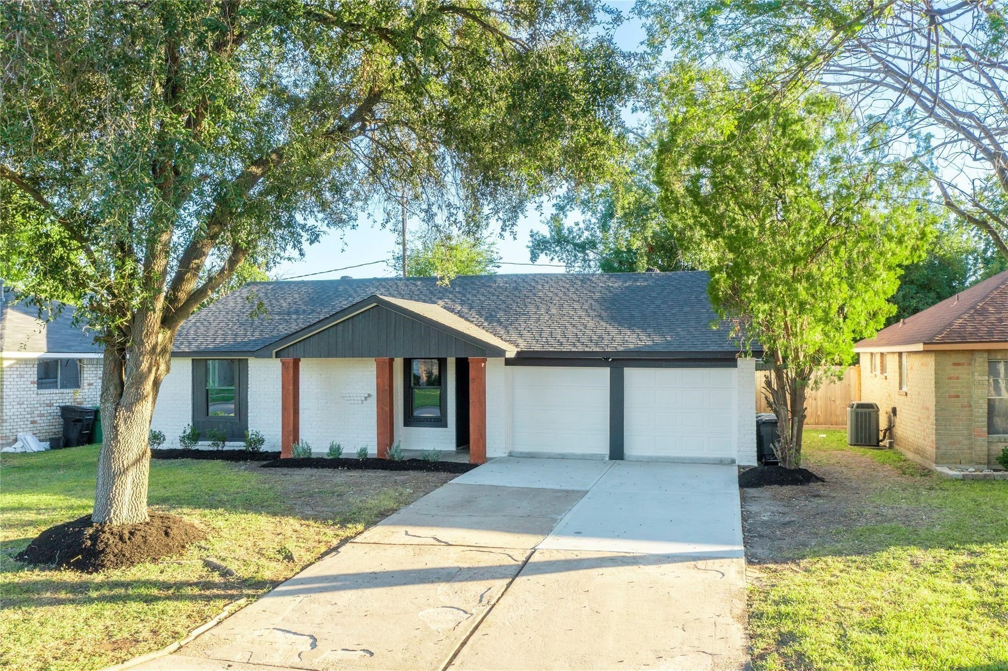 10907 Sharpview Drive Houston, TX 77072 - Photo 2 of 27