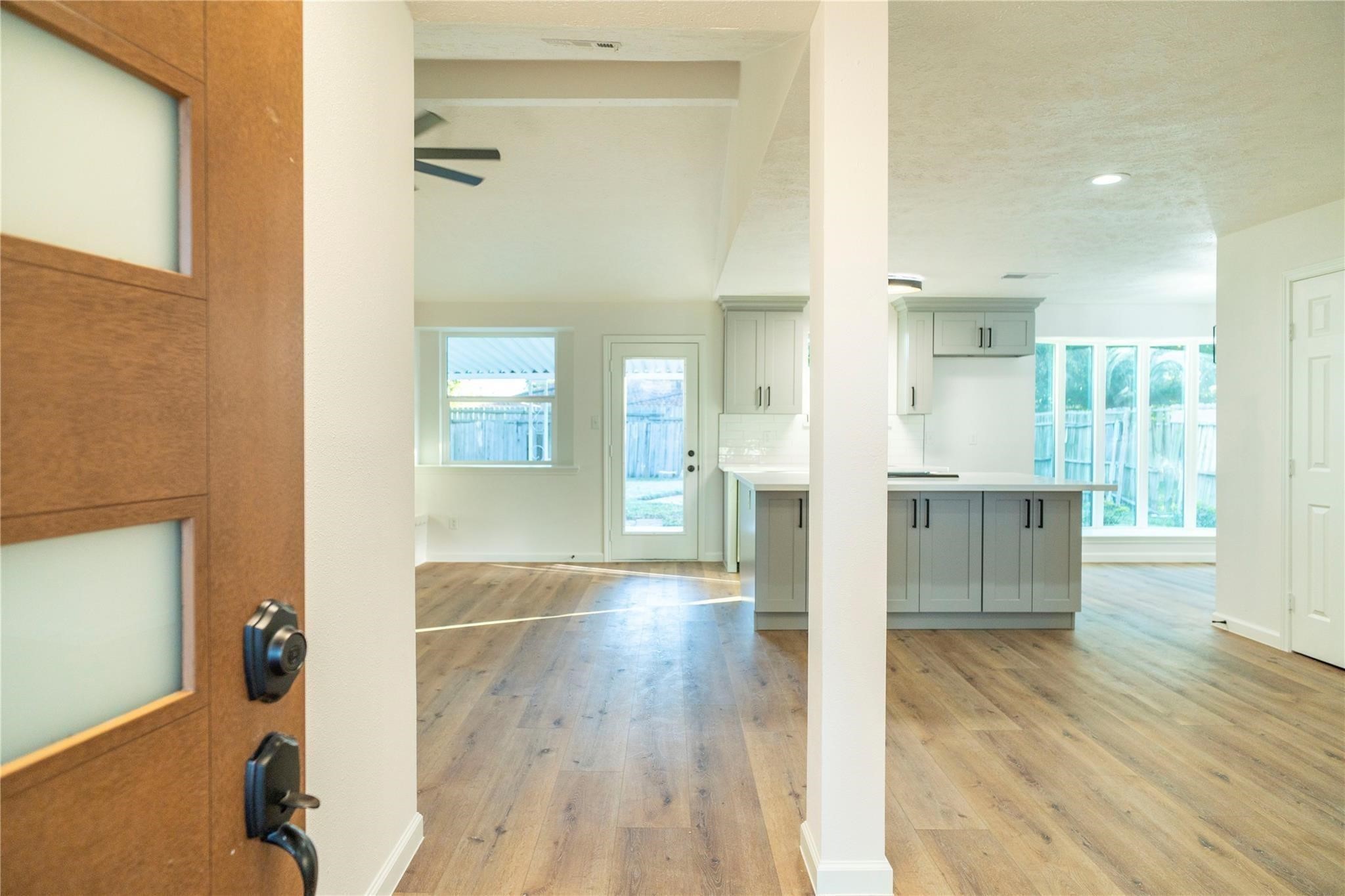 10907 Sharpview Drive Houston, TX 77072 - Photo 4 of 27