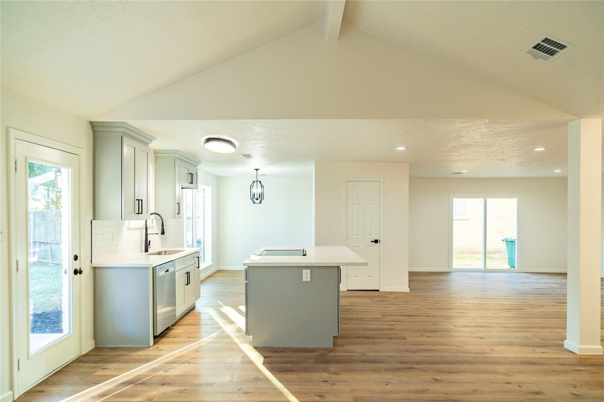 10907 Sharpview Drive Houston, TX 77072 - Photo 8 of 27