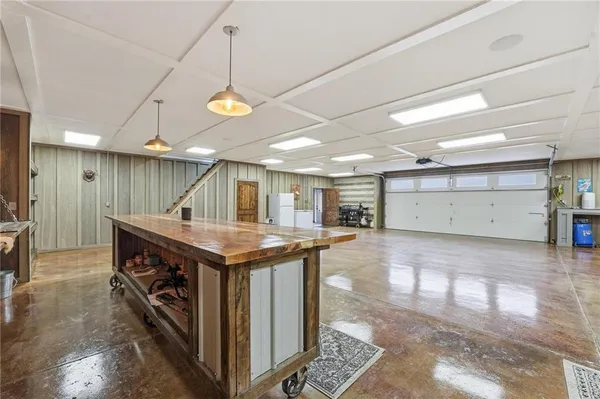 $2,289,000 | 11155 Hubbard Road, Kansas City, KS 66109