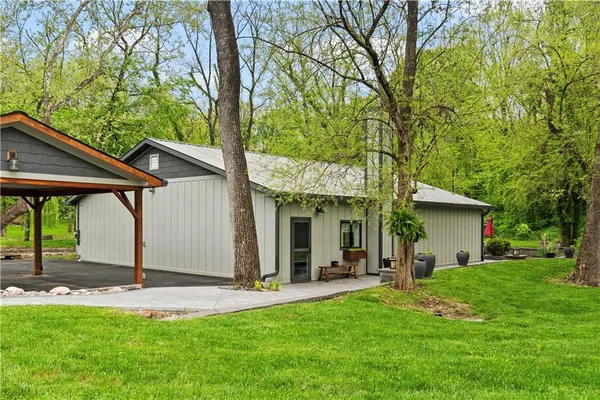 $2,289,000 | 11155 Hubbard Road, Kansas City, KS 66109