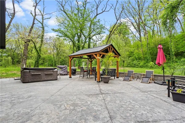 $2,289,000 | 11155 Hubbard Road, Kansas City, KS 66109