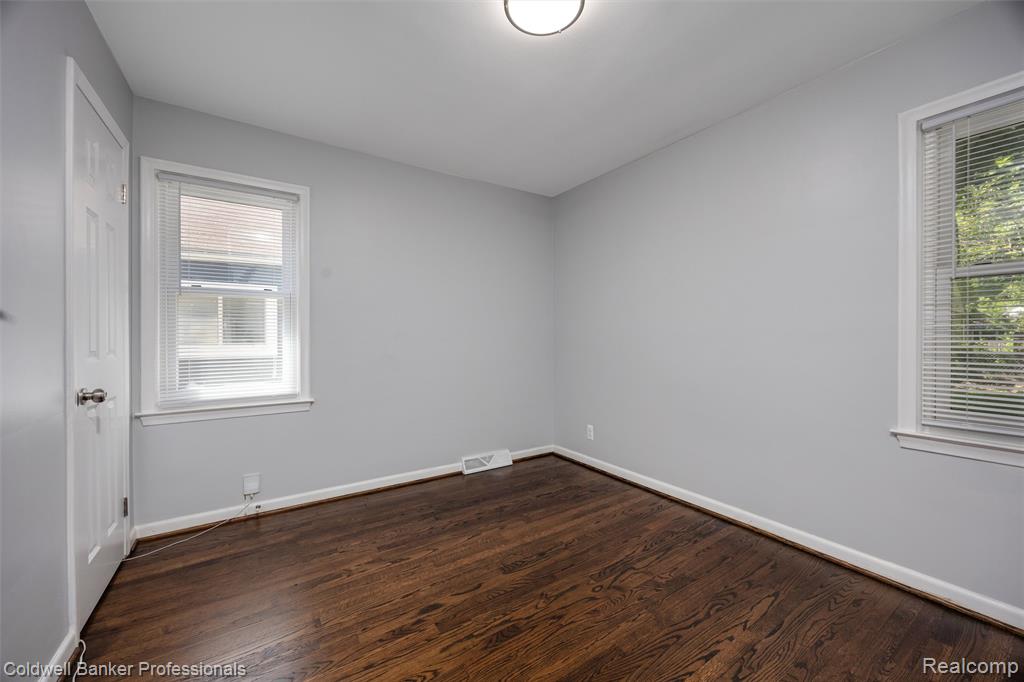 2050 Ridgemont Road Grosse Pointe Woods, MI 48236 - Photo 9 of 22