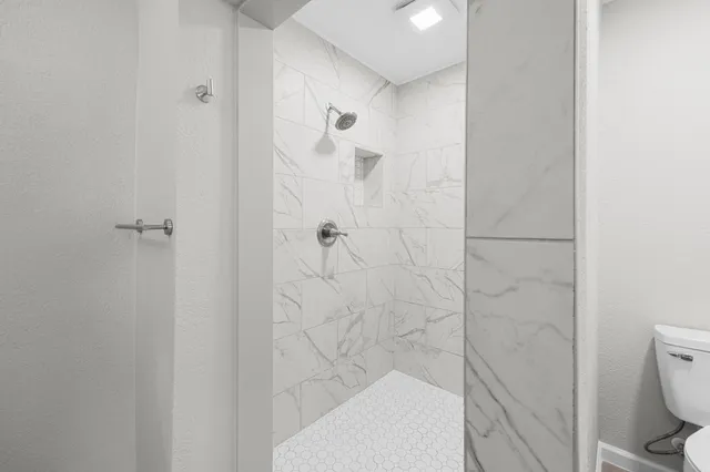 a view of a house with backyard and trees