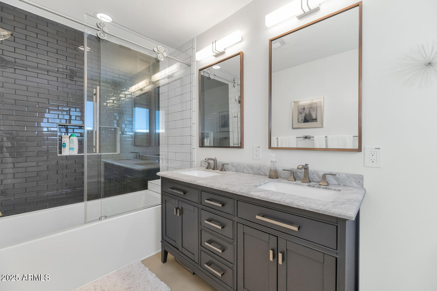 3420 East Oregon Avenue Phoenix, AZ 85018 - Photo 20 of 29 a bathroom with a tub a sink and mirror