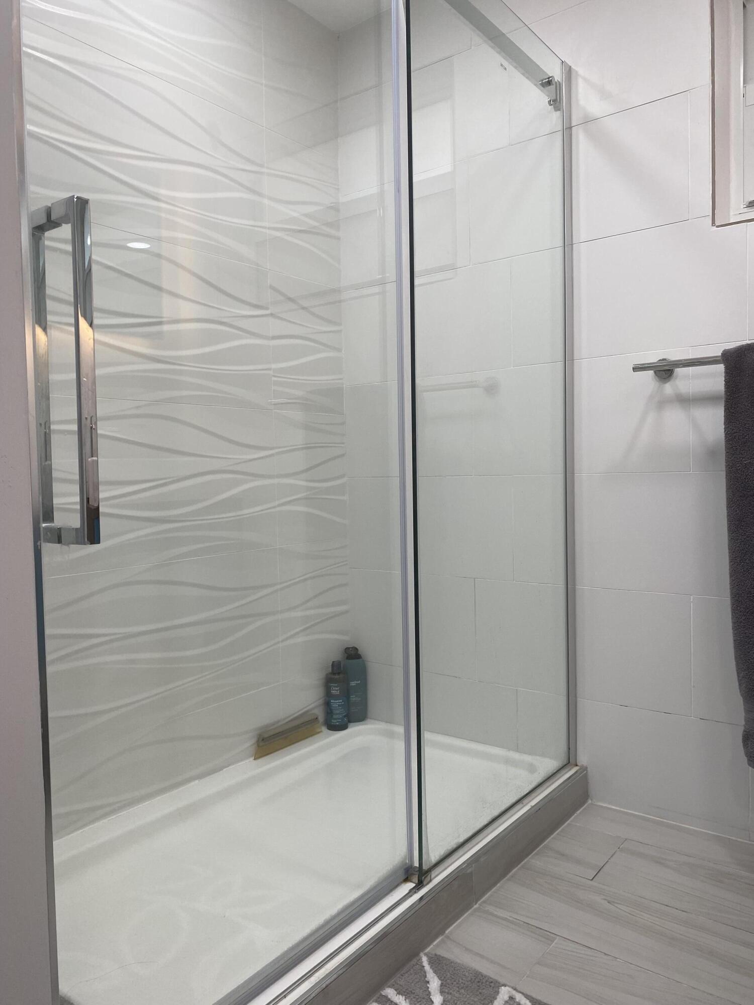 31 South Golfview Road, Unit 5 Lake Worth Beach, FL 33460 - Photo 7 of 11 a bathroom with a bathtub