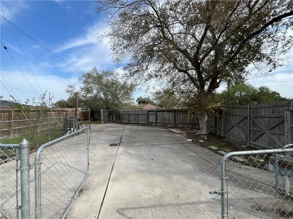 a view of a backyard