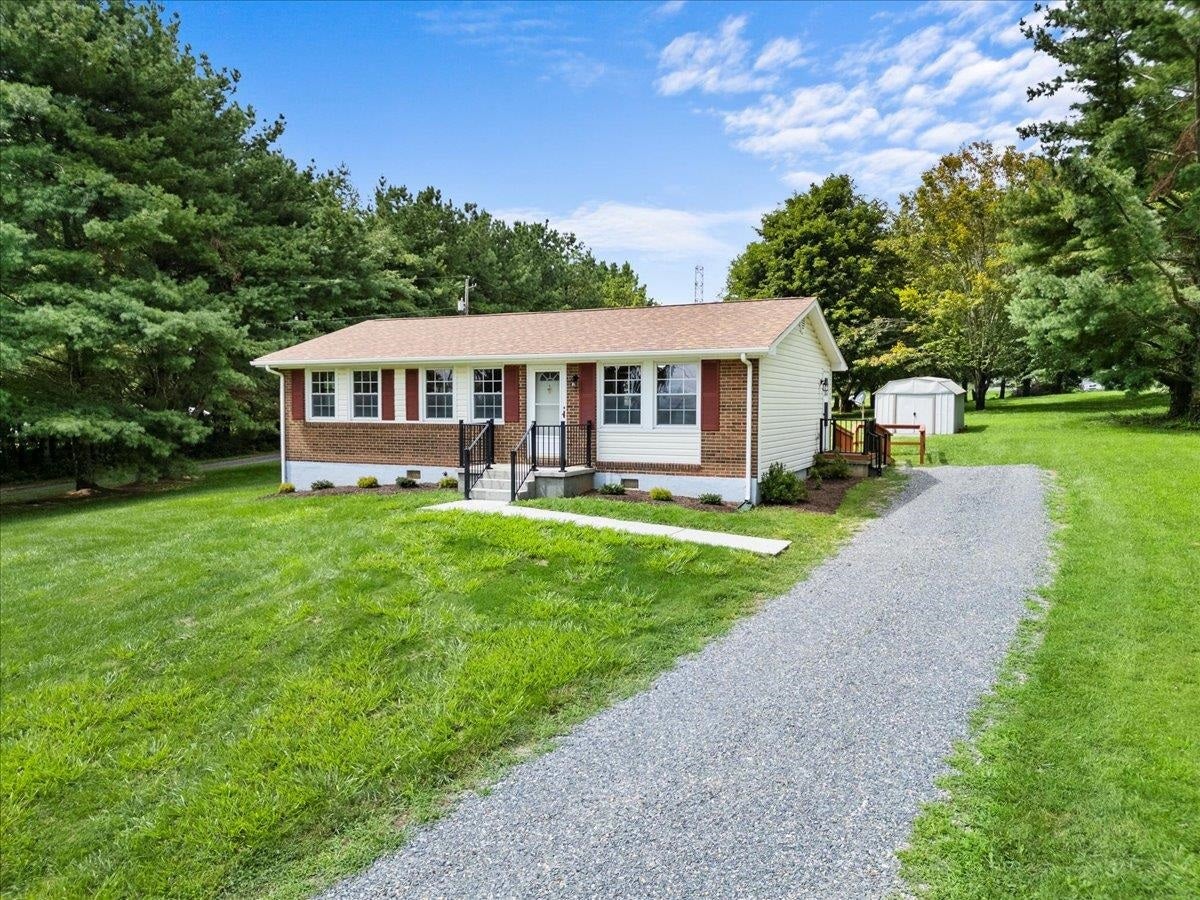3074 7 Mile Tree Road Christiansburg, VA 24073 - Photo 4 of 57 Gallery Image 4