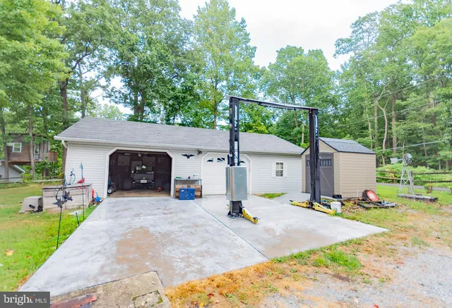 a view of a house with backyard and garden