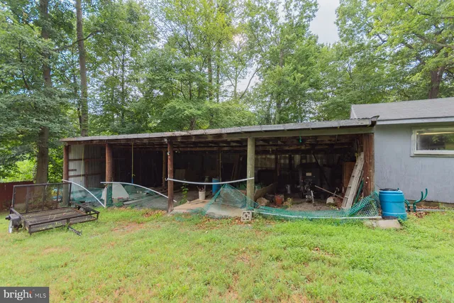 a view of a house with backyard