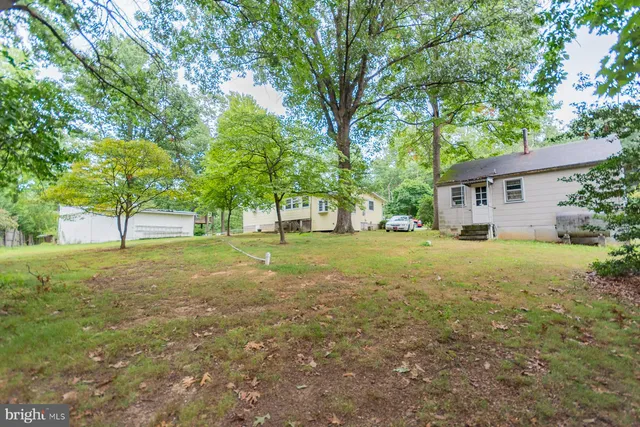a view of a house with backyard and garden