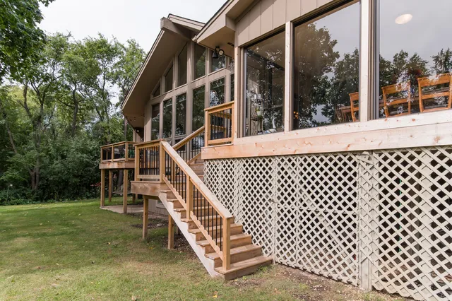 a view of a house with backyard