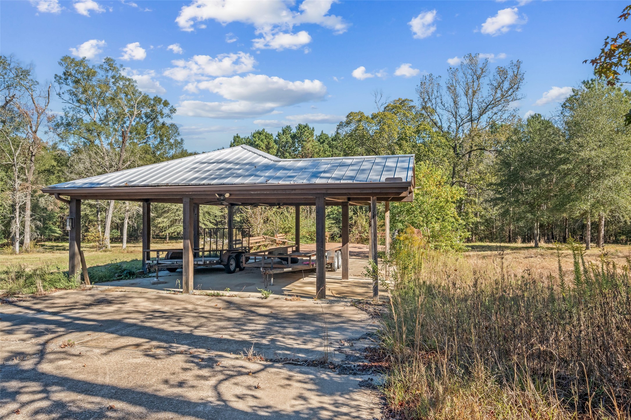 64 Gourd Creek Cemetary Road Huntsville, TX 77340 - Photo 20 of 34 a backyard of a house with table and chairs