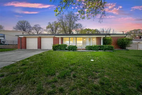 $299,900 | 2911 Hubert Drive, St. Louis, MO 63125