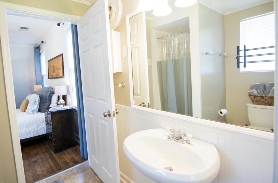 699 Shotwell Street Memphis, TN 38111 - Photo 20 of 33 Full bath featuring crown molding, a shower with curtain, and connected bathroom