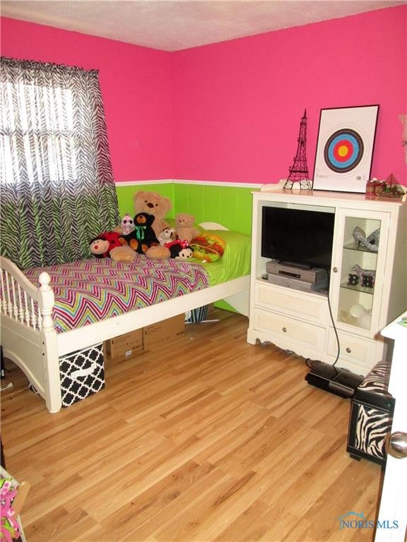 1113 Cresceus Road Oregon, OH 43616 - Photo 18 of 28 3rd Bedroom w/ pergo flooring.