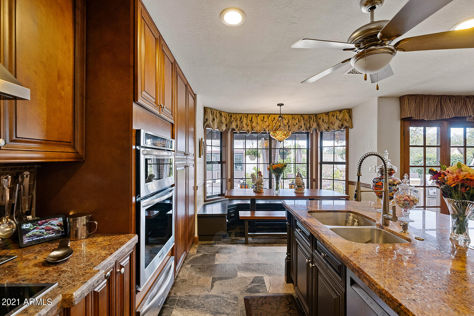 145 North Riata Street Gilbert, AZ 85234 - Photo 18 of 62 Kitchen & Nook