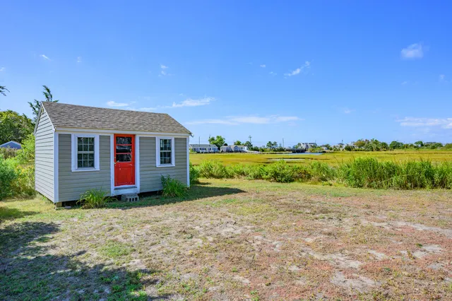 a view of a house with backyard and garden